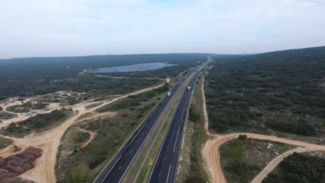 Volando-Hacia-Un-Parque-Solar-Y-Sobre-Una-Autopista-En-Francia.